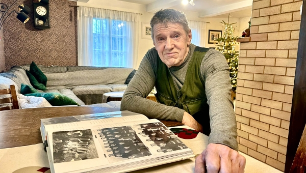 52 aastat päästevaldkonnas töötanud Raivo Ojaveer näitab albumist pilte ja meenutab, et Guido Nõmmel oli koos mõttekaaslastega koostatud väga ülevaatlik ja pildirohke kroonika, mis peaks olema jõudnud muuseumi. FOTO: Kalev Annom